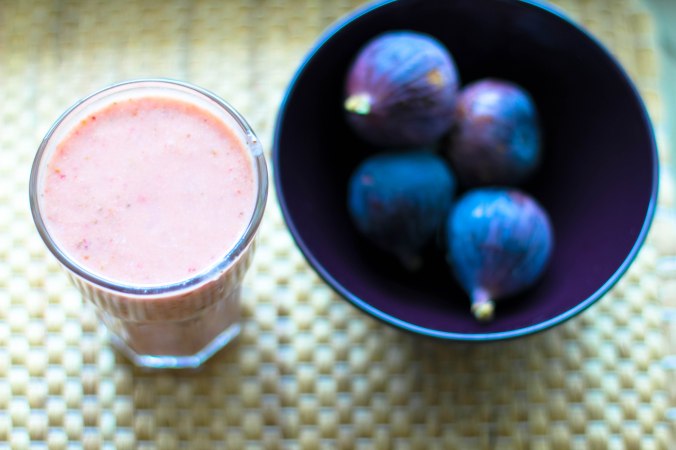 Fig-strawberry smoothie